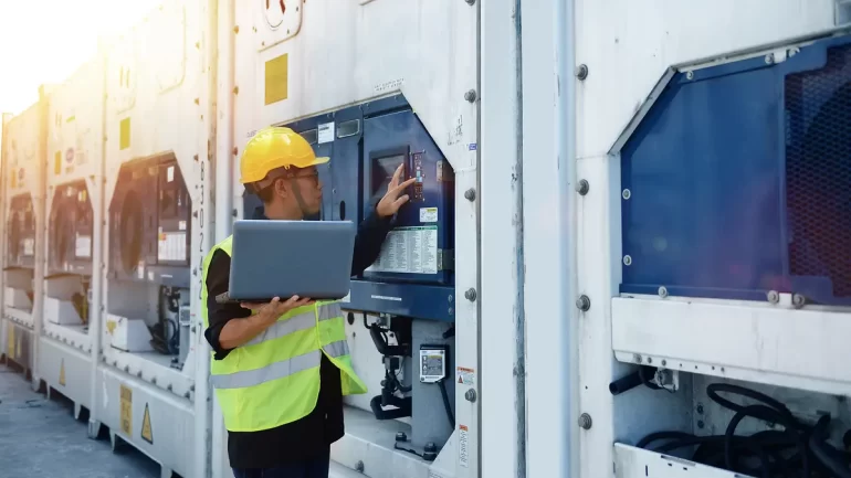 técnico anotando temperaturas del reefer3